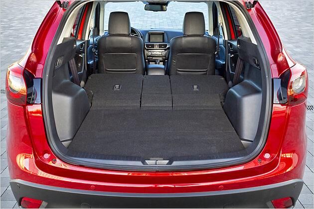Per Hebelzug klappen die hinteren Lehnen um, maximal schluckt der Kofferraum 1.620 Liter Gepäck