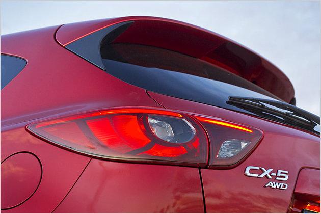 Bei den meisten CX-5-Varianten arbeiten auch die Rückleuchten mit LEDs