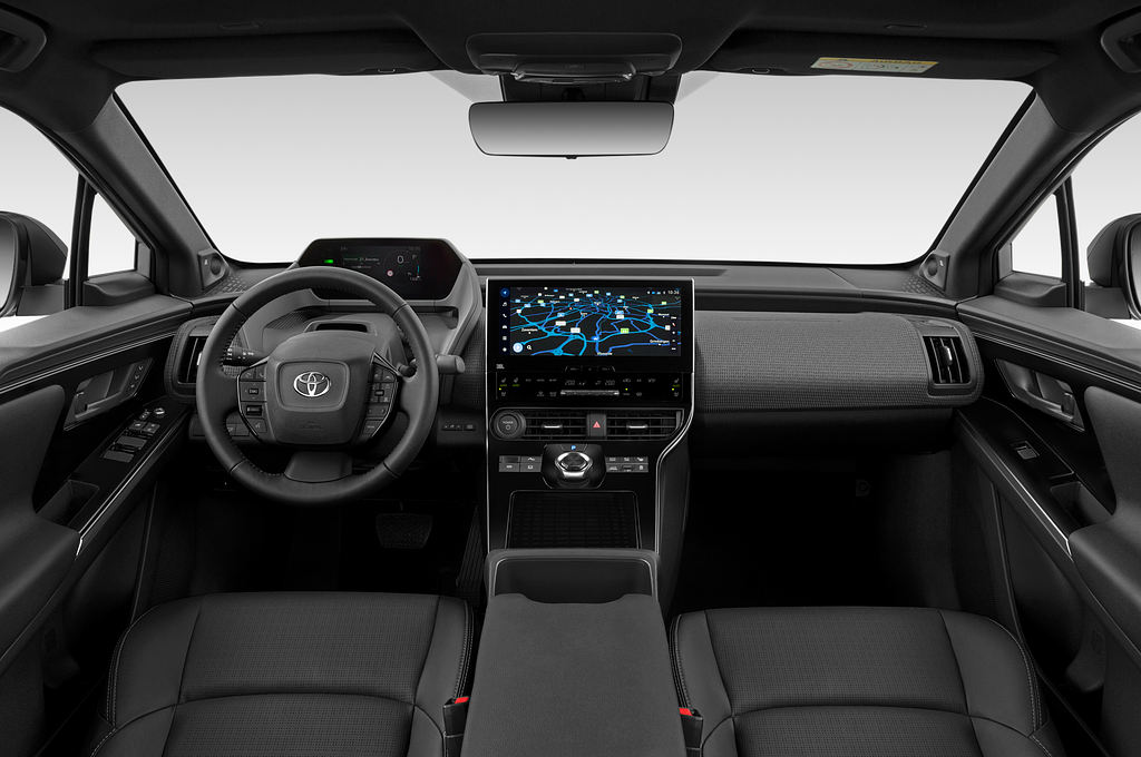 Toyota bZ4X EV (Baujahr 2023) Base 5 Türen Cockpit und Innenraum
