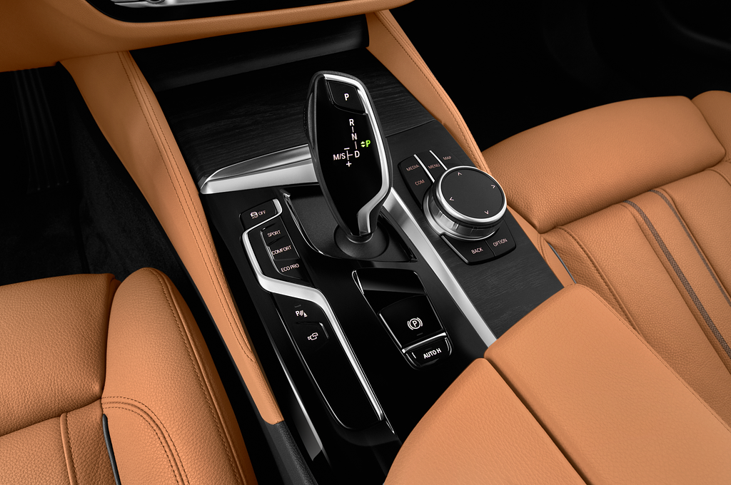 BMW 5 Series Touring (Baujahr 2023) Luxury Line 5 Türen Schalthebel