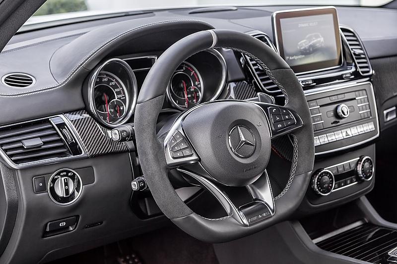 Der Innenraum des Mercedes GLE wurde im Vergleich zur M-Klasse leicht überarbeitet
