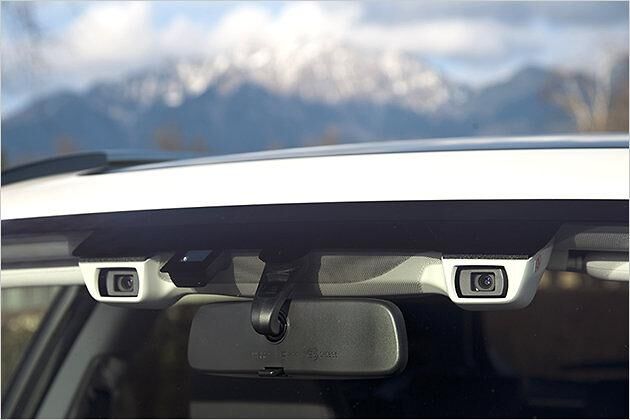 Das bei den CVT-Versionen serienmäßige Sicherheitssystem Eyesight basiert auf zwei optischen Kameras hinter der Frontscheibe