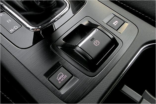 Die Tasten für die Traktionshilfe X-Mode, die Parkbremse und die Berganfahrhilfe