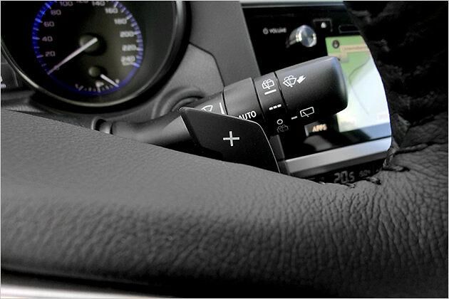 Die CVT-Versionen werden mit Schaltwippen ausgeliefert, mit denen man durch sieben (simulierte) Gänge schalten kann