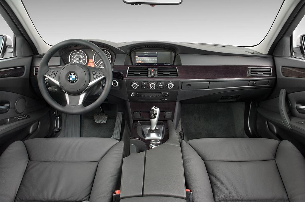 BMW 5 Series (Baujahr 2010) - 4 Türen Cockpit und Innenraum
