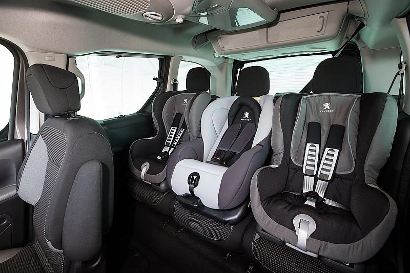 Drei Kindersitze passen in die zweite Reihe des Peugeot Partner Tepee.