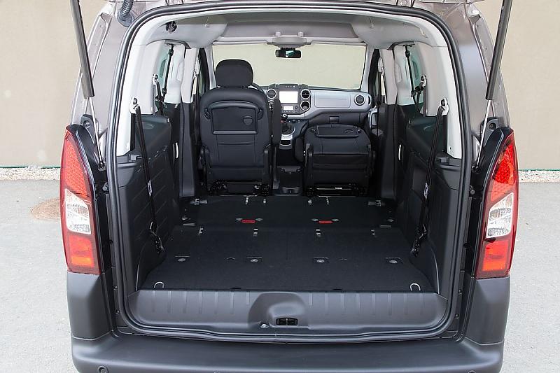 Zur Not lässt sich noch der Beifahrersitz umlegen.