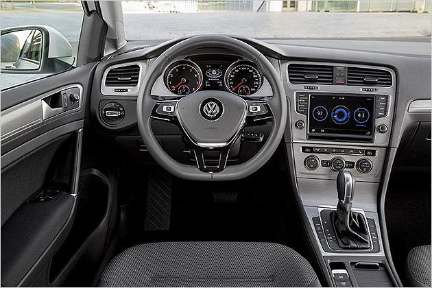 Das Cockpit ist, wie vom Golf gewohnt, sachlich und funktional eingeräumt