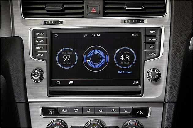 Die Eco-Anzeige weckt den Spieltrieb. Beim Blue Score (links) kann man mit sparsamer Fahrweise bis zu 100 Punkte erreichen. Die mittlere Anzeige verrät die Fahrweise in den vergangenen Minuten, rechts prangt der Verbrauch