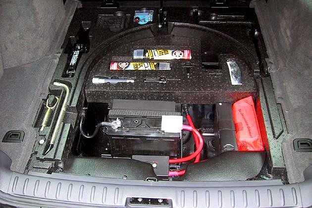 Unter dem Zubehörfach: Die Batterie