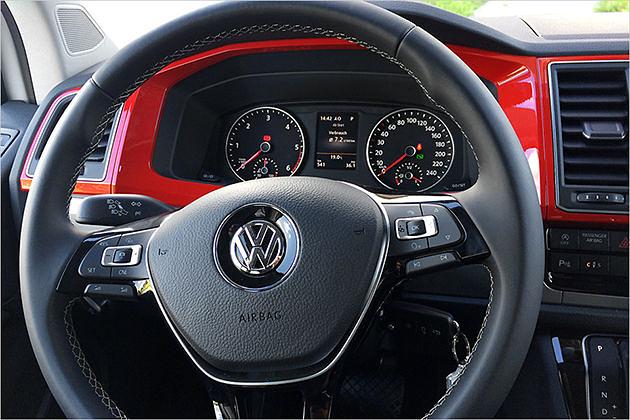 Edel und klar strukturiert zeigt sich das neue Cockpit. Die rote Zierblende in der "Generation SIX" ist allerdings gewöhnungsbedürftig