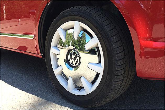 Die verchromten Felgenscheiben sind ein gewöhnungsbedürftiges T1-Zitat am T6