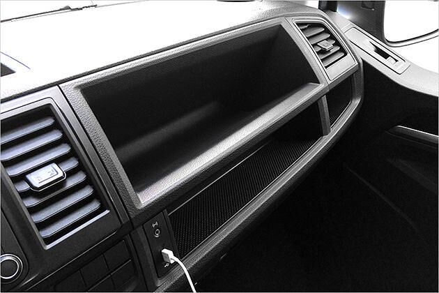 Auch einen Handschuhfachdeckel gibt es nicht