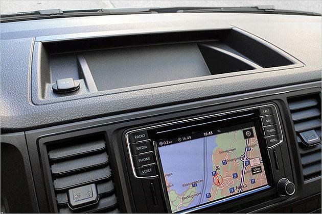 Die Ablagen sind offen. Das Armaturenbrett ist aus Hartplastik gefertigt