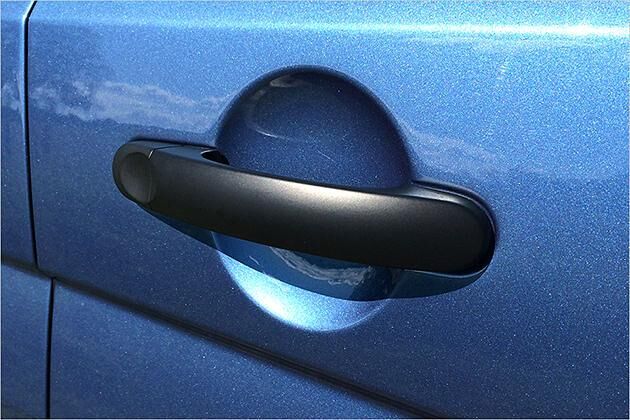 Auch die Türgriffe sind in unlackiertem Plastik ausgeführt