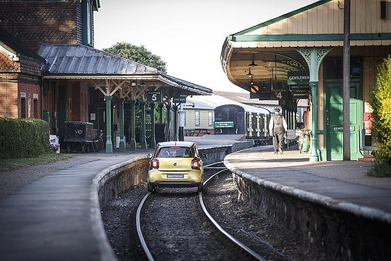 Die Einfahrt in einen Bahnhof der Bluebell Railway
