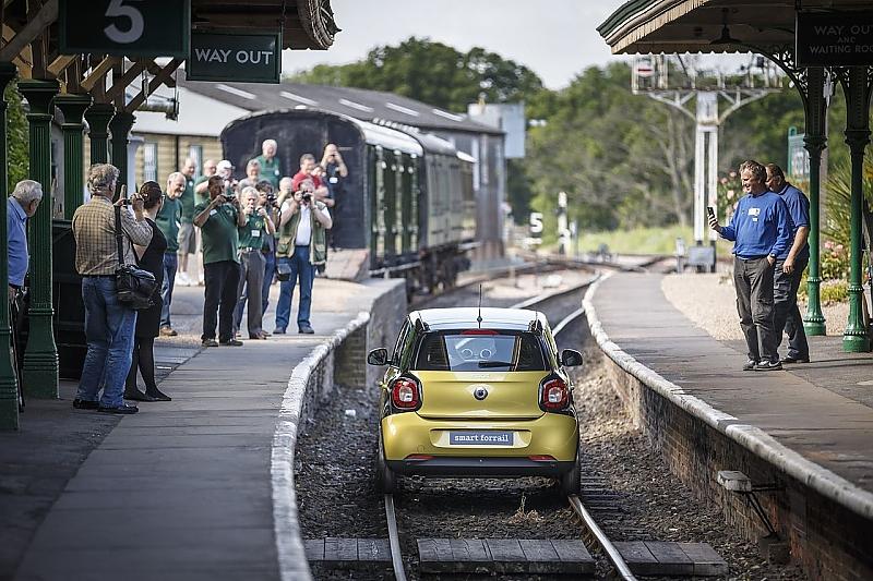 Der Smart Forrail wird freudig begrüßt