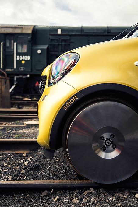 Der Umbau zum Schienenfahrzeug ist nicht ganz einfach