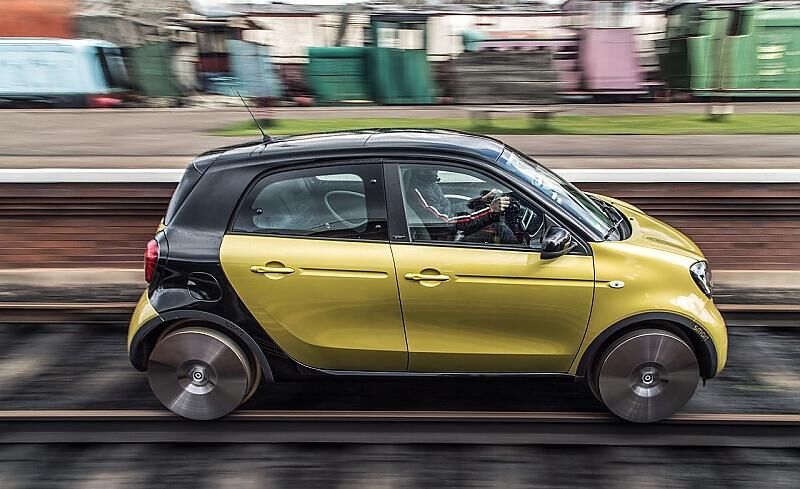 Statt auf Reifen rollt der Smart Forrail auf schweren Eisenbahn-Walzen