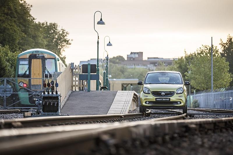 Der Smart Forrail hat die passende Spurweite für die Gleise