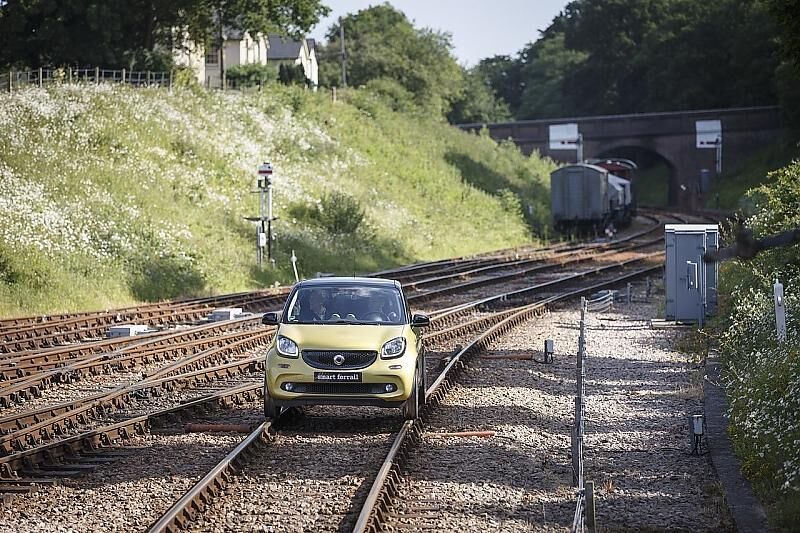 Der Smart rollt mit rund 40 km/h über die Gleise