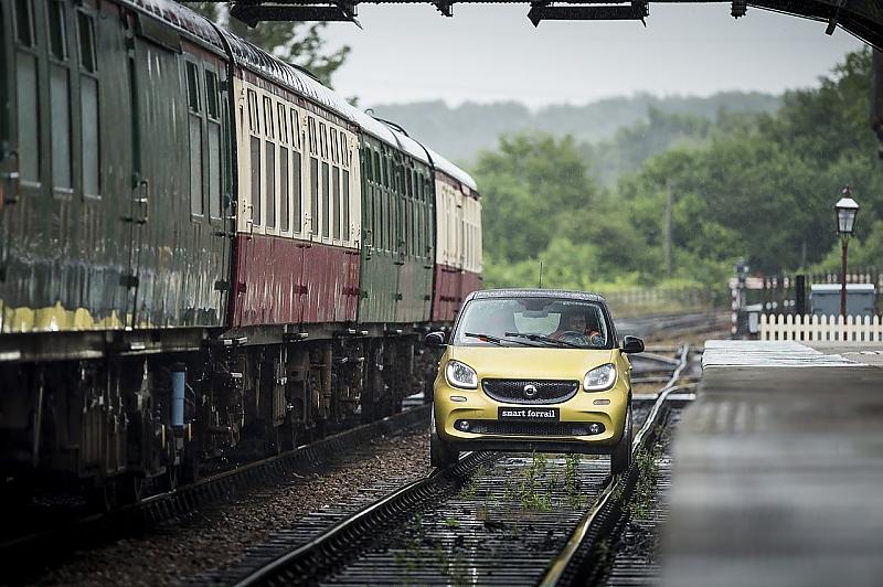 Das Treffen zweier Welten: Der Smart Forrail und ein traditioneller Zug