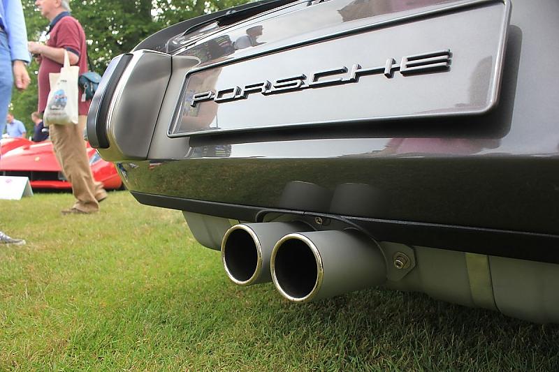 Der mittige Doppelauspuff sorgt für knackigen Sound