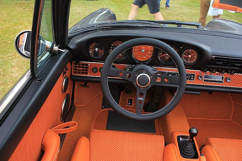 Das Interieur ist hauptsächlich in orange gehalten