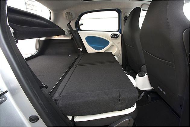 Sehr gut: Die Lehnen der Rücksitze klappen zu einer ebenen Fläche um
