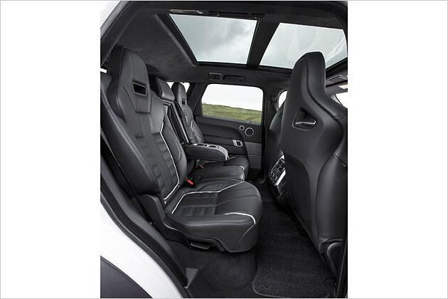 Auch die hintere Sitzreihe darf sich über Sportsitze mit höherem Seitenhalt freuen