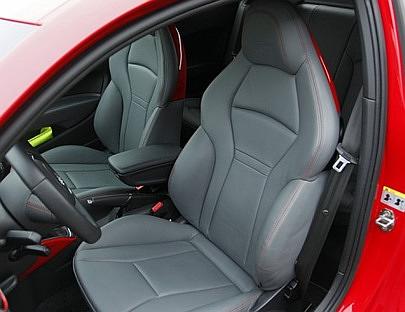 Die Sportsitze bieten guten Seitenhalt.