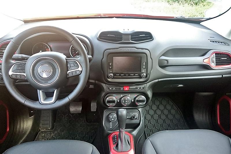 Das Cockpit des Jeep Renegade Trailhawk.