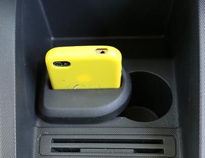 Typisch Skoda. Ein herausnehmbarer Handyhalter für die Getränkehalter in der Mittelkonsole.