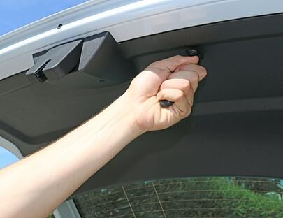 Clever: an der Innenseite der Heckklappe des Skoda Fabia Combi ist eine Lasche zum einfacheren Schließen des Kofferraums.