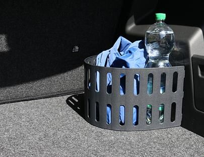 Der Fabia Combi glänzt immer wieder durch praktische Ideen. Hier: ein steckbarer Korb damit die Einkäufe nicht durch den Kofferraum fliegen.