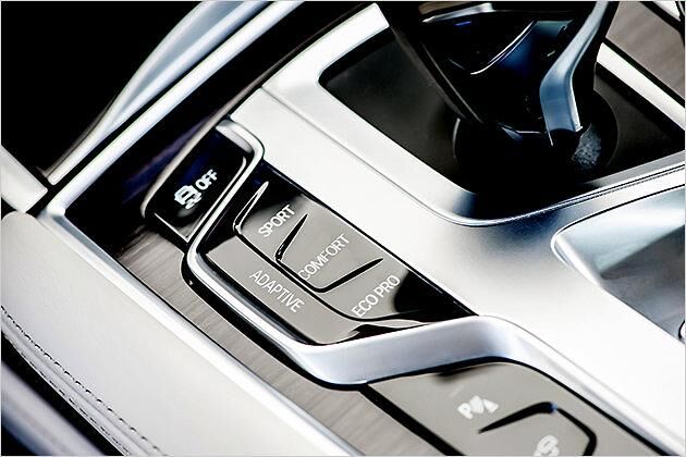 Beim Druck auf die Adaptive-Taste werden die Parameter des Fahrmodus an den Piloten angepasst
