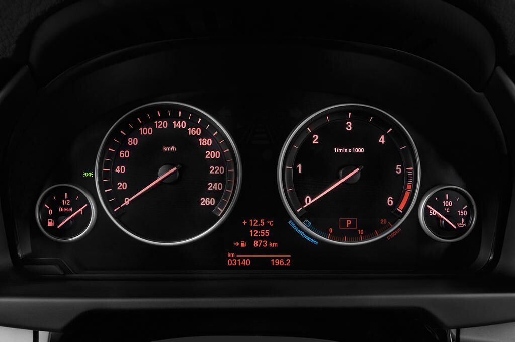 BMW X5 (Baujahr 2014) xDrive30d 5 Türen Tacho und Fahrerinstrumente