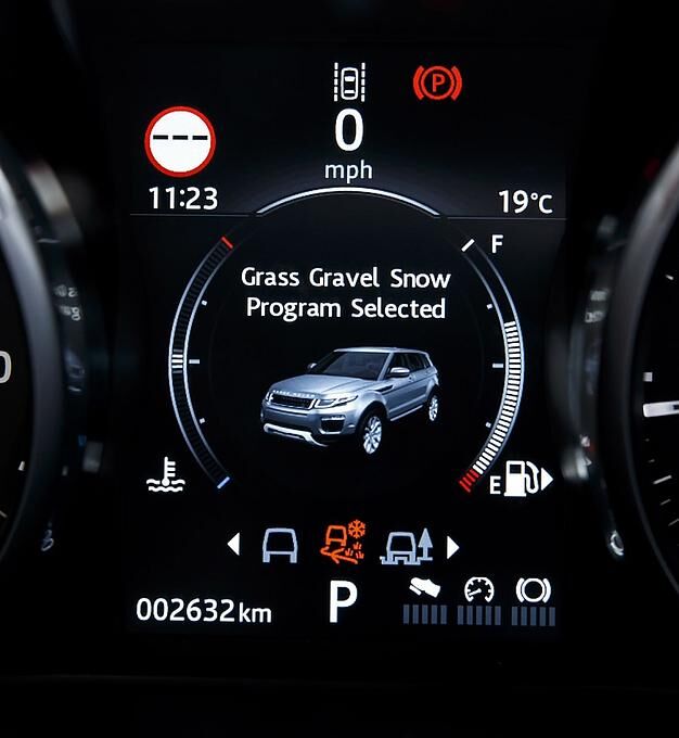 Schickes Display zwischen den Rundinstrumenten