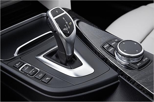 Der kurze Automatik-Wählhebel hat ein Manko: Um die eingelegte Stufe zu erkennen, muss man gut hinsehen