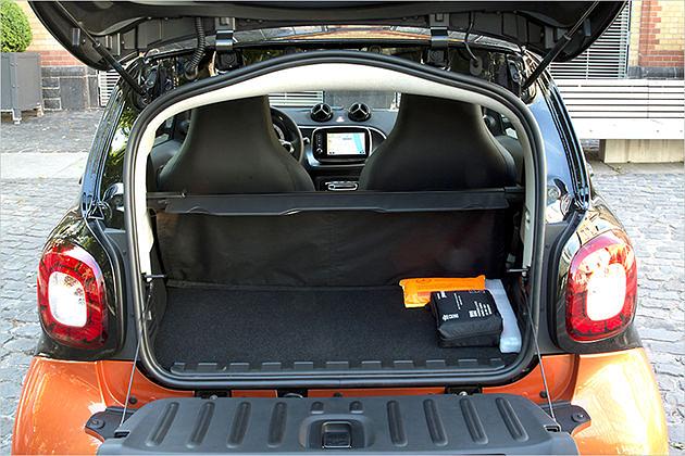 Wie schon bislang weist der Fortwo eine zweigeteilte Klappe auf, 260 Liter passen ins Heck