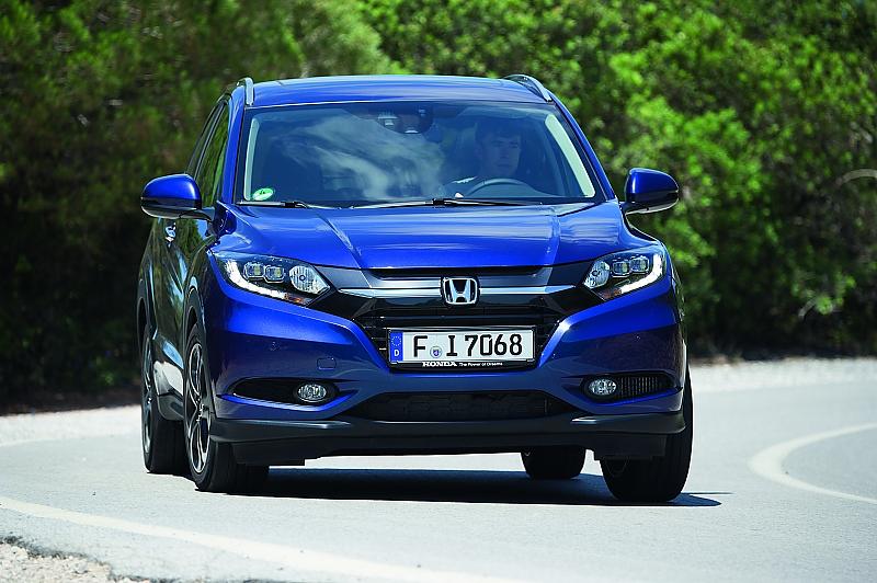 Das System für frühzeitiges Herunterschalten beim Bremsvorgang (EDDB - Early Downshift During Braking) nutzt den Motor, um den Fahrer während des Bremsvorgangs zu unterstützen. Erkennt das System eine Abbremsung zum Beispiel beim Bergabfahren oder in durch das Bremssystem herbeigeführten Situationen, erhöht EDDB automatisch die Motordrehzahl, um die Motorbremse zu unterstützen.Dies ermöglicht eine schnelle Wiederbeschleunigung nach dem Bremsvorgang oder schnelle Beschleunigung nach einer Kurve.