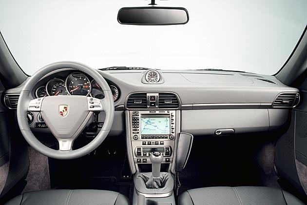 Neues Interieur. Hier das Serienlenkrad mit Multifunktion, Chrono-Uhr oben im Armaturenbrett