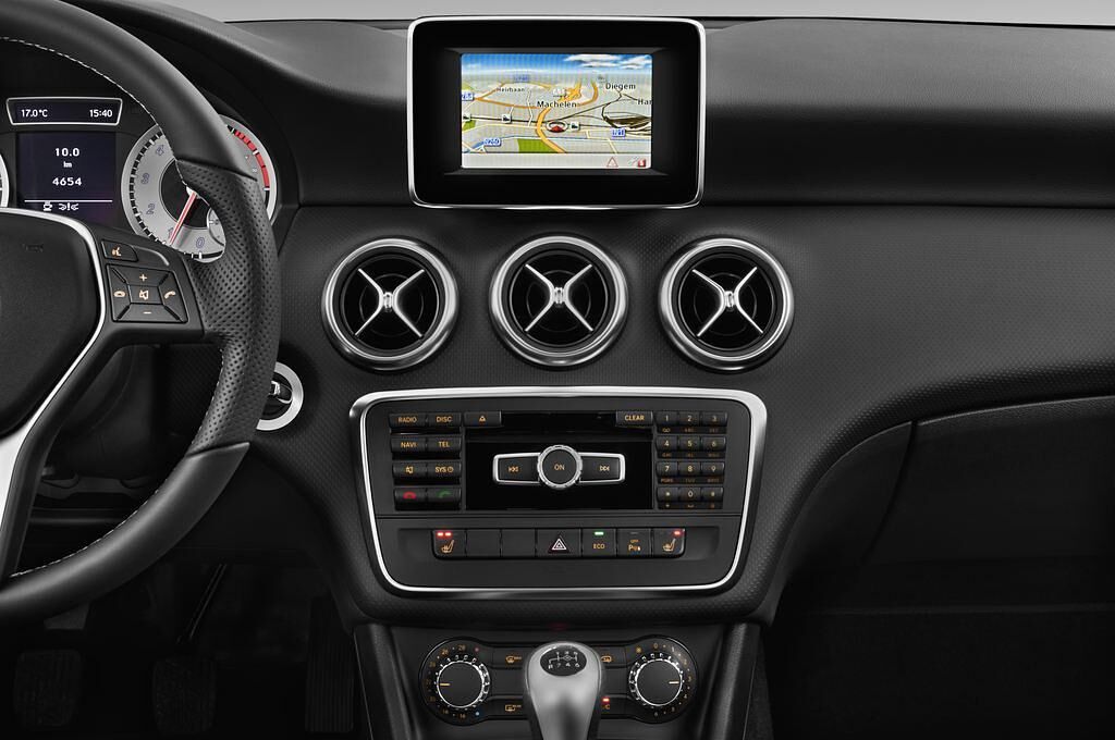 Mercedes A-Class (Baujahr 2013) Urban 5 Türen Mittelkonsole