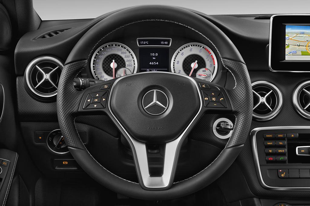 Mercedes A-Class (Baujahr 2013) Urban 5 Türen Lenkrad