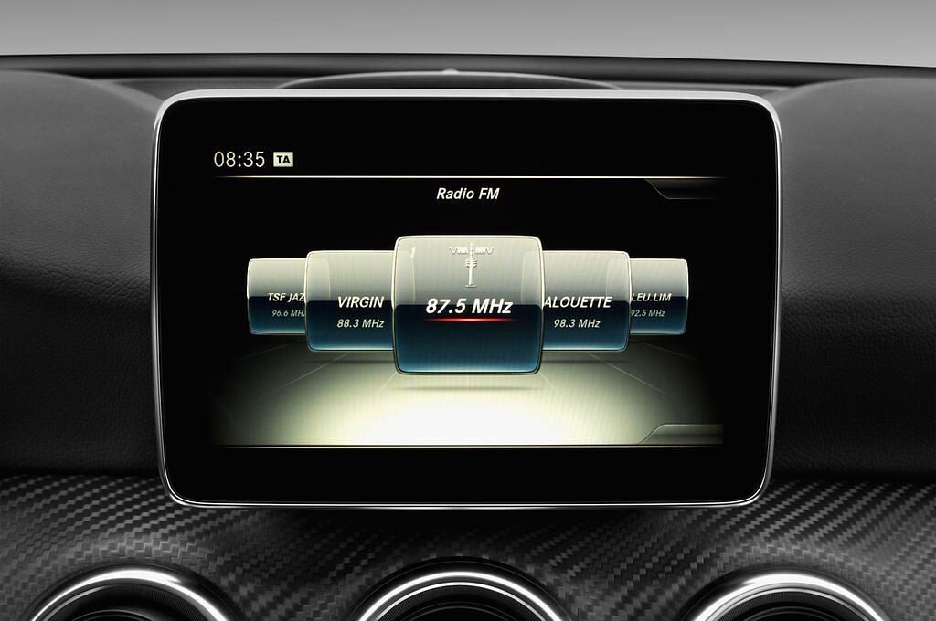 Mercedes A-Class (Baujahr 2017) AMG Line 5 Türen Radio und Infotainmentsystem