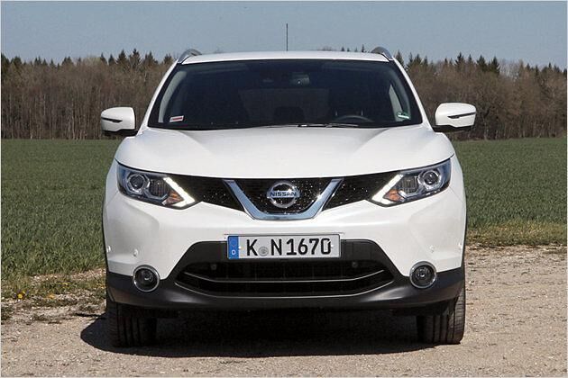 Die Frontpartie ist recht kantig aufgebaut