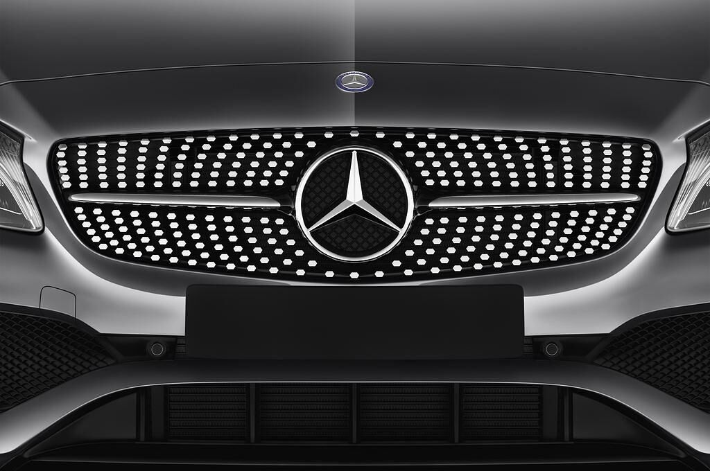 Mercedes A-Class (Baujahr 2017) AMG Line 5 Türen Kühlergrill und Scheinwerfer
