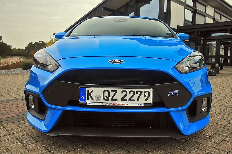 Er hat ein manuelles Sechsganggetriebe.