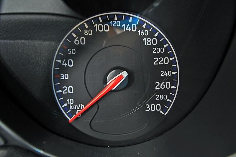 Die Tachonadel rast recht flott gen Ende zu.