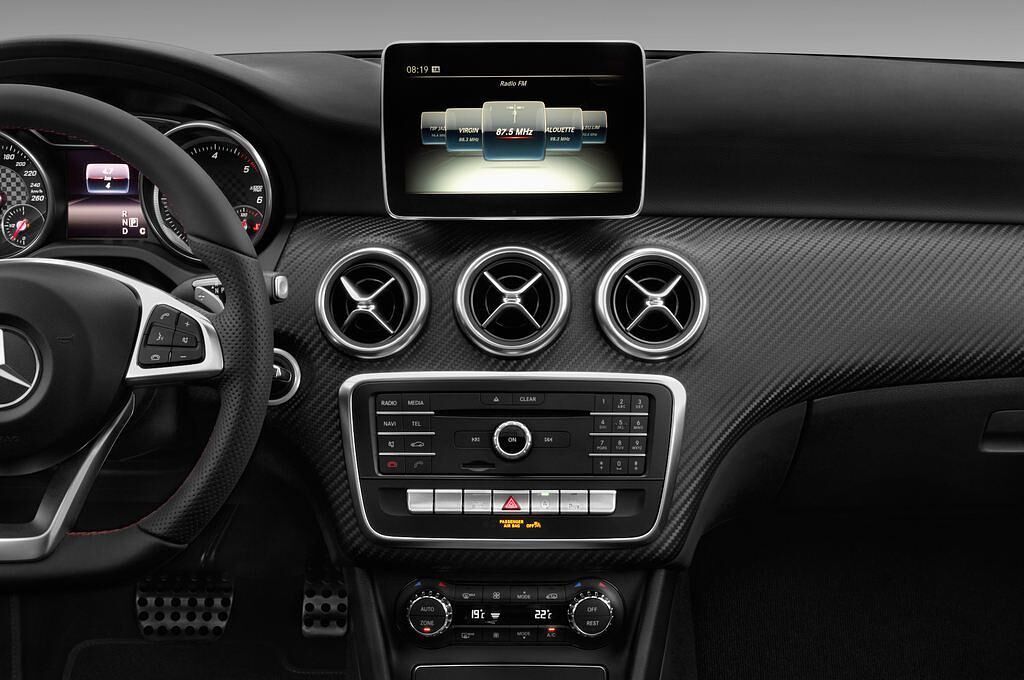 Mercedes A-Class (Baujahr 2017) AMG Line 5 Türen Mittelkonsole